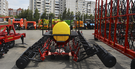 kombinirovannyiy-pochvoobrabatyivayuschiy-kompleks-s-vneseniem-pochvennyih-gerbitsidov-i-udobreniy-na-baze-luschilnikov-FeatAgro-serii-ldg11