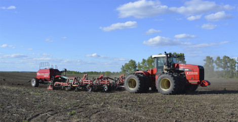 posevnyie-kompleksyi-s-vyisevom-v-lapu-1